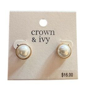 NWT~ Crown & Ivy pearl stud earrings.
